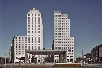 Fotokunst von Michael Belhadi: moderne Hochhäuser unter blauem Himmel in Berlin