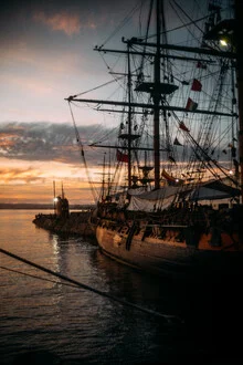 Photo art by Sebastian Trägner: picturesque sunset over San Diego harbor