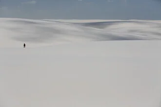 Fotokunst von Christian Brandstaetter: einsames Mädchen in der Sandwüste von Brasilien.