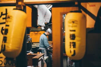 Fotokunst von André Alexander: lebendige Darstellung von Straßenessen in Tokio bei Nacht