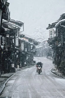 Fotokunst von André Alexander: Motorradfahrt durch ein verschneites japanisches Dorf bei Dämmerung
