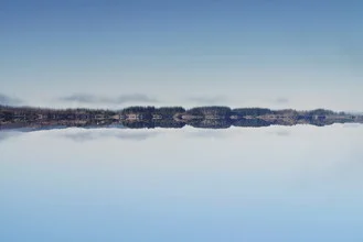 Fotokunst von Christian Kluge: ruhiger Spiegelsee in Norwegen mit Wolkenreflexion
