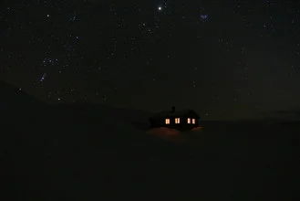 Gemütliche Kabine in Norwegen unter funkelndem Sternenhimmel