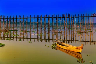 Fotokunst von Miro May: U Bein Brücke bei Sonnenuntergang mit Wasserreflexionen