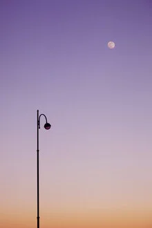 Minimalistisches Fotokunstwerk mit Laterne und Mondlicht in marokkanischer Landschaft