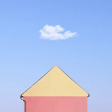 Fotokunst von Rupert Höller: ein farbenfrohes Haus unter einem blauen Himmel mit Wolken.