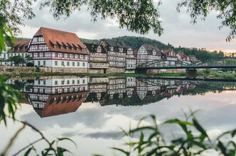 Fachwerkhäuser in Rotenburg an der Fulda mit ruhiger Flussreflexion