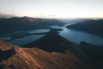 Fotokunst von Philipp Pablitschko: sanfte Nebelberge mit einem ruhigen See