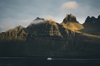Fotokunst von Philipp Pablitschko: einsames Boot im arktischen Fjord bei Sonnenuntergang