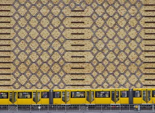Fotokunst von Klaus-Peter Kubik: gelbe Fassade mit strukturiertem Muster in Berlin