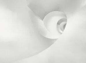Fotokunst von Klaus-peter Kubik: abstrakte Treppenhausspirale in Weiß