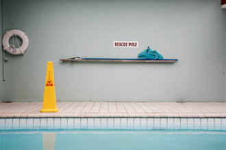 Lioba Schneider, Rescue-Schild am Pool (St. Lucia, Lateinamerika und die Karibik)