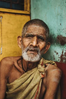 Fotokunst eines alten hinduistischen Priesters im Tempel mit ruhiger Ausstrahlung.