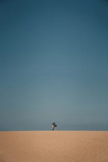 Romantisches Foto eines Paares am Strand mit Sonnenuntergang im Hintergrund