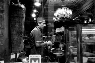 Luxus-Dönerverkäufer in Istanbul mit Kronleuchtern im Hintergrund.