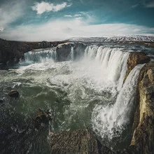 Fotokunst von Franz Sussbauer: Goðafoss Wasserfall inmitten der isländischen Natur