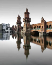 Fotokunst von Ronny Behnert: Oberbaumbrücke mit Wasserreflexion in ruhiger Minimalismus-Stimmung.