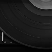 Fotokunst von Thomas Wegner: Schwarz-Weiß Aufnahme eines Plattenspielers mit Vinyl