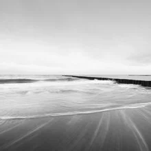 Fotokunst von Thomas Wegner: ruhige Ostseeaufnahme in Schwarz-Weiß