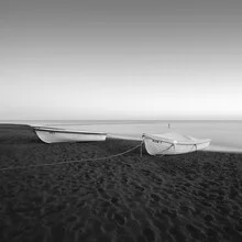 Fotografie von Thomas Wegner: ruhige Ostseelandschaft mit Boot und sanften Wellen.