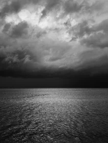 Dunkle Wolken über stürmischer Ostsee mit Wellen und Himmel im Hintergrund