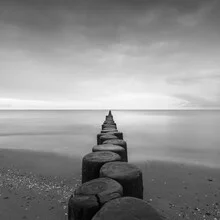 Ruhevolle Ostseelandschaft mit sanften Wellen und einem klaren Himmel.