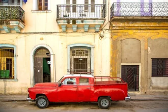 Farbenfrohes Fotokunstmotiv eines roten Oldtimers in Havanna