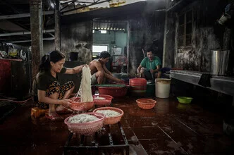 Fotokunst von Thomas Junklewitz: Herstellung von Reisnudeln in Vietnam.