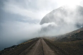 Fotokunst von Philipp Pablitschko: Nebel umhüllt eine ruhige Straße in Island