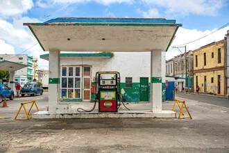 Fotokunst von Miro May: lebendige Tankstelle in Havanna, Kuba mit urbanem Flair