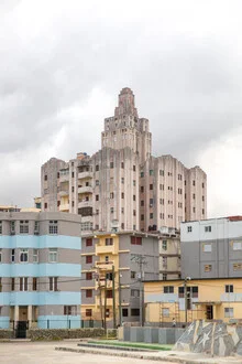 Fotokunst von Miro May: Hochhaus in Havanna unter klarem Himmel.