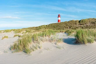Photo art by Jan Becke: Lighthouse on the Sylt coast with dunes in the foreground.