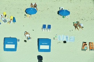 Fotokunst von Lucia Di Nucci: sonniger Strand mit sanften Wellen und weichem Sand.