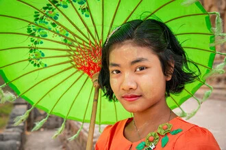 Fotokunst von Miro May: Mädchen mit grünem Sonnenschirm in Myanmar.