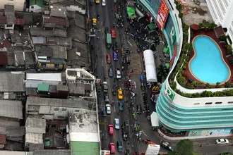 Fotokunst von Beatrice Symington: Blick auf Bangkok mit einem Kontrast zwischen Arm und Reich