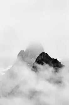 Fotokunst von Victoria Knobloch: Umarmung in einer mystischen Berglandschaft
