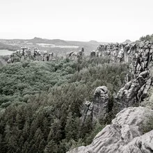 Verwunschene Landschaft der Schrammsteine mit sanften Hügeln und Bäumen