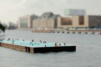 Fotokunst von Matthias Makarinus: Boot auf ruhigem Wasser, entspannte Stimmung.