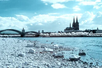 Fotokunst von Darius Ortmann: surrealer Blick auf Köln mit Infrarotfarben