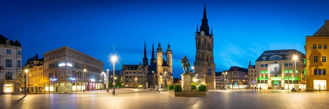 Panoramaansicht von Halle mit blauen Himmel und markanten Gebäuden