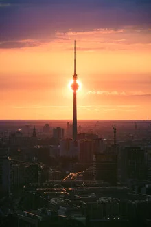 Fotokunst von Jean Claude Castor: Sonnenfinsternis hinter dem Fernsehturm in Berlin