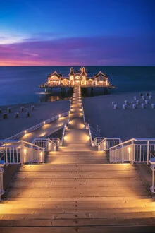 Fotokunst von Jean Claude Castor: Seebrücke Sellin bei Nacht unter einem klaren Himmel.