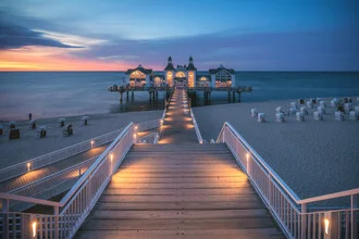 Fotokunst von Jean Claude Castor: Seebrücke Sellin auf Rügen nach Sonnenuntergang