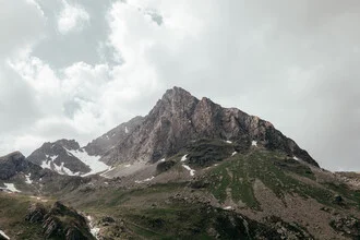 Mountain landscape in Vorarlberg with clouds and rocks, conveying a calm and relaxed mood.