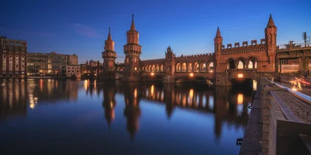 Panoramablick auf die Oberbaumbrücke in Berlin zur blauen Stunde