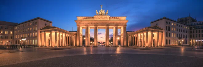 Panoramaaufnahme des Brandenburger Tors in Berlin während der blauen Stunde