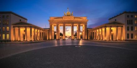 Fotokunst von Jean Claude Castor: Panorama des Brandenburger Tors bei Sonnenuntergang.