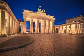 Fotokunst von Jean Claude Castor: Panorama des Brandenburger Tors bei Dämmerung.