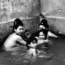 Bathing Thai Family - Son La - Nordwest Vietnam - Asien - Fineart photography by Silva Wischeropp