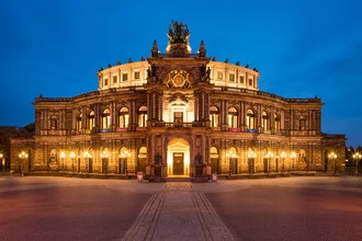 Night photo of the Semperoper in Dresden with soft lights and a calm atmosphere.